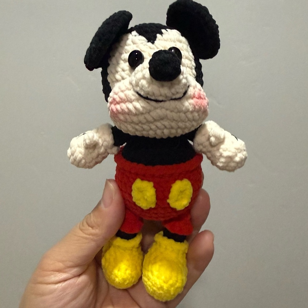 🧶handmade crochet mickey keychain